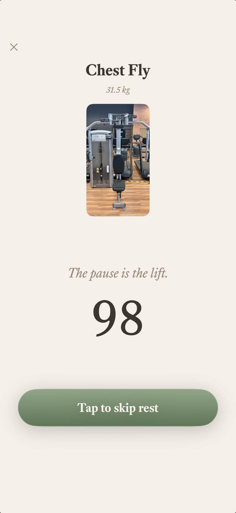 Rest timer mid-set — Chest Fly, 31.5 kg, with the inspirational phrase &lsquo;The pause is the lift.&rsquo; above a 98-second countdown.
